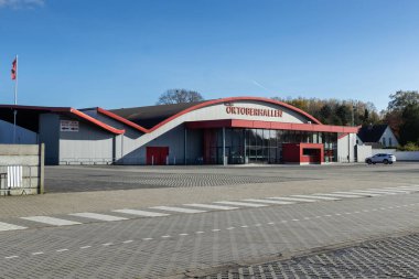 LEBBEKE, BELGIUM, 30 EKİM 2025: Wieze 'deki Oktberhallen' in dış görüntüsü Lebbeke, Doğu Flanders yakınlarında. Popüler bir eğlence ve sergi merkezi, konserler ve Belçika Açık Dartları düzenleniyor..