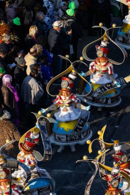 AALST, BELGIUM, 2 Mart 2025: Pazar geçit töreni Aalst Mardi Gras kutlamaları sırasında kalabalık sokaklara doğru esiyor. Yıllık karnaval geçidine her yıl 100 binden fazla seyirci geliyor..