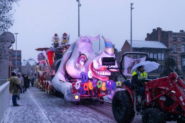 AALST, BELGIUM, 15 Şubat 2026: Aalst Karnavalı 'nda kar fırtınası yıllık sokak geçidini vururken karla kaplı karnaval şamandıraları. Geçit töreni Flanders 'taki en büyük Mardi Gras etkinliği..