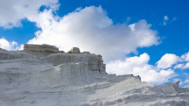 Beyaz kayalar ve mavi gökyüzü. arkaplan fotoğrafları.