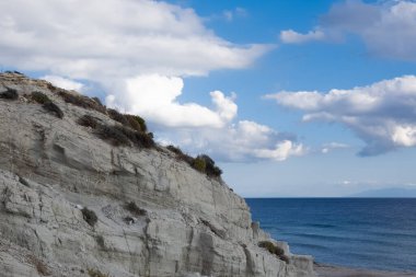 Beyaz kayalar ve mavi gökyüzü. arkaplan fotoğrafları.