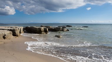 Deniz ve plaj fotoğrafları. Bulutlu havada deniz manzarası.
