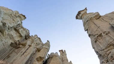 Jeolojik oluşumlar ve sönmüş volkanların fotoğrafları. manzara resimleri.