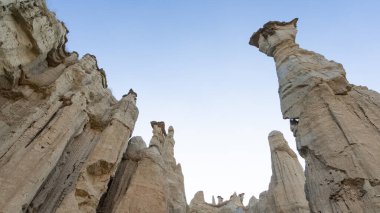 Jeolojik oluşumlar ve sönmüş volkanların fotoğrafları. manzara resimleri.