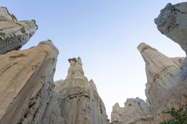 Jeolojik oluşumlar ve sönmüş volkanların fotoğrafları. manzara resimleri.