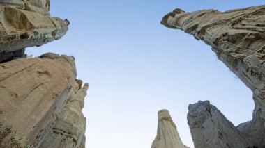Jeolojik oluşumlar ve sönmüş volkanların fotoğrafları. manzara resimleri.