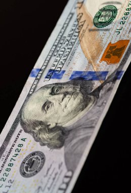 25 Mart 2021 İzmir Türkiye. Beyaz arka planda Amerikan dolarlarının fotoğrafları. Fotoğraf haber amaçlıdır.