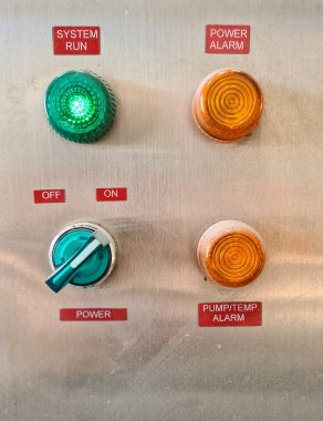 15 Mayıs 2021 İzmir, Türkiye. Elektrik panelleri ve acil durum durdurma düğmeleri endüstriyel alanlarda kullanılır. Fotoğraf haber amaçlıdır.