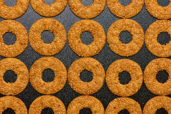 灰色背景照片上的芝麻饼干 — 图库照片