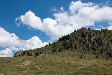 kayaların, manzaraların ve gökyüzünün fotoğrafları.