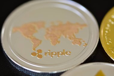 02 Eylül 2021. İzmir, Türkiye. Siyah arkaplandaki kripto para birimlerinin fotoğrafları. Fotoğraf haber amaçlıdır.