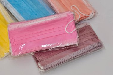 Çeşitli renklerde cerrahi maske fotoğrafları