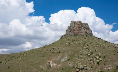 Arkaplan için kırsal alanların, manzaraların, uçurumların ve bulutlu gökyüzünün fotoğrafları.