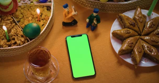 Novruz τραπέζι διακοπών, πράσινη οθόνη τηλέφωνο στο τραπέζι — Αρχείο Βίντεο