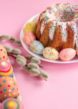 Paskalya bayramı masasında ilk çiçekler, süslemeler ve geleneksel pasta renginde pastalar.