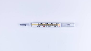 Beyaz arkaplanda civa termometresi, izole eder
