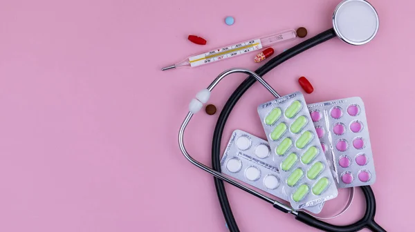 Lékařské nástroje a léky na růžovém pozadí, izoláty — Stock fotografie