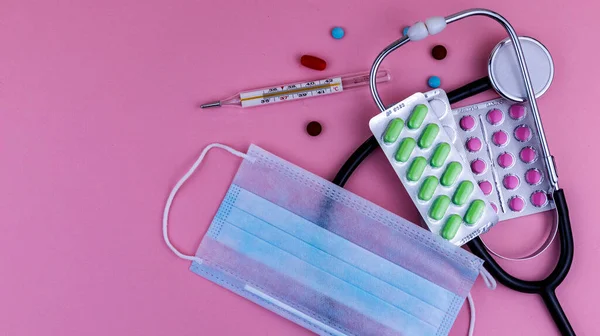 Medical instruments and medicines on a pink background, isolates — Stock Photo, Image