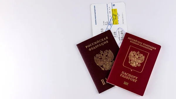 Dois Passaportes Com Bilhete Avião Sobre Fundo Branco — Fotografia de Stock