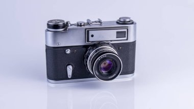 Beyaz arkaplanda parlayan eski Sovyet kamerası