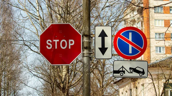Yol kenarındaki direkte yol işaretleri yasaklıyor ve uyarılıyor
