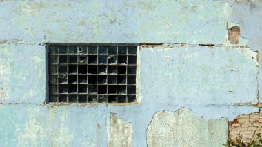 Eski bir akıl hastanesinin kırık camlı camları.