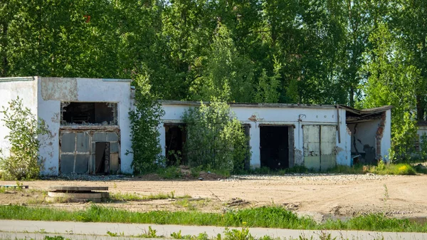 Zerstörtes Auto Servicegebäude Nach Dem Bombardement Während Der Feindseligkeiten — Stockfoto