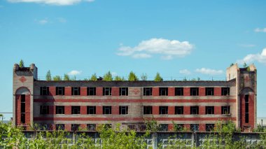 Güneşli bir günde fabrikanın terk edilmiş ve harap olmuş sanayi binaları.