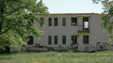 Güneşli bir günde fabrikanın terk edilmiş ve harap olmuş sanayi binaları.