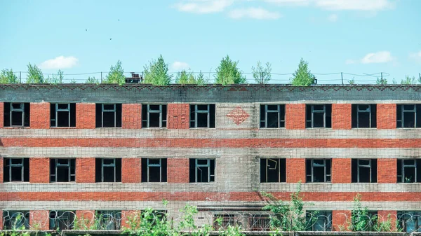 Verlassene und baufällige Industriebauten der Fabrik an einem sonnigen Tag — Stockfoto