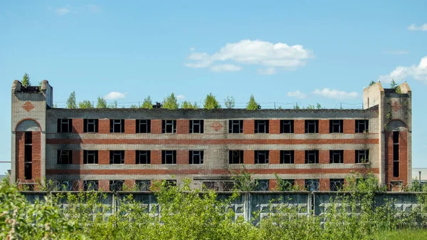 Edifícios industriais abandonados e em ruínas da fábrica, num dia ensolarado — Fotografia de Stock