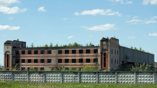 Edifícios industriais abandonados e em ruínas da fábrica, num dia ensolarado — Fotografia de Stock