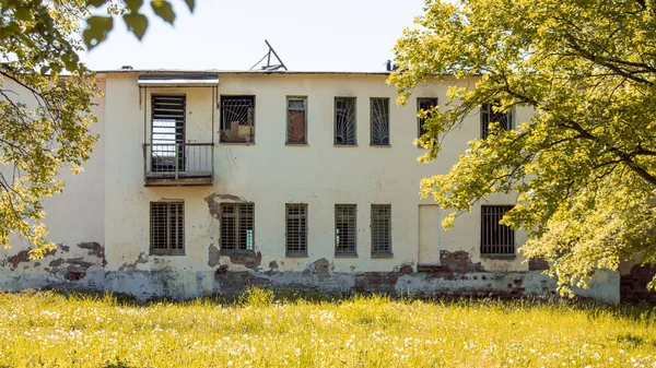 Abandoned and dilapidated industrial buildings of the factory, on a sunny day — Stock Photo, Image