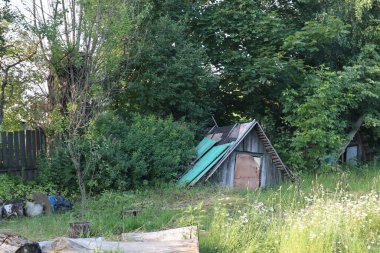 Yeraltı sığınağının eski terk edilmiş girişi.