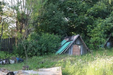 Yeraltı sığınağının eski terk edilmiş girişi.