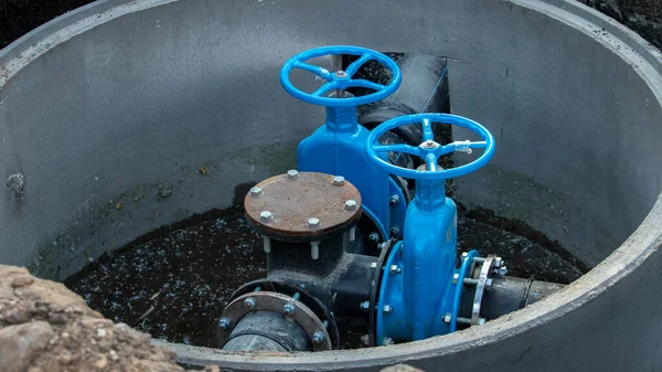 Duas Válvulas Azuis Para Abastecimento Água Novo Poço Esgoto Imagens Royalty-Free