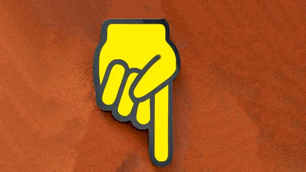 Een Geel Wijsvinger Teken Een Betonnen Wand Geeft Richting Aan — Stockfoto