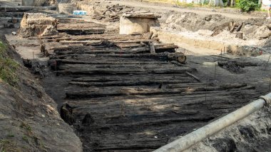 14. yüzyıldan kalma eski bir ahşap kaldırımın kalıntıları bir arkeolojik alanda.