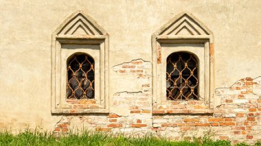 Demir parmaklıklı, arka planlı eski manastır pencereleri