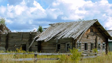 Terk edilmiş ve aşırı gelişmiş ahşap köy evi.