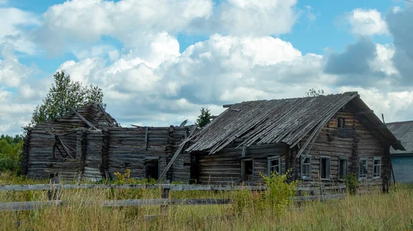 Altes Verlassenes Und Zugewachsenes Dorfhaus Aus Holz — Stockfoto