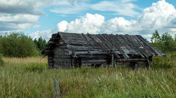 Verlassen Und Mit Gras Bewachsen Rustikale Holzhütte Neben Einem Brunnen — Stockfoto