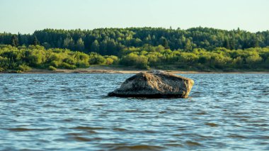 Nehirden sarkan büyük bir taş.