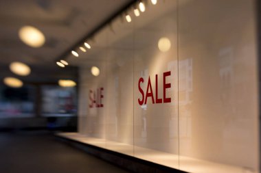 Boş bir dükkan penceresinin camına kırmızı harflerle satılıyor.