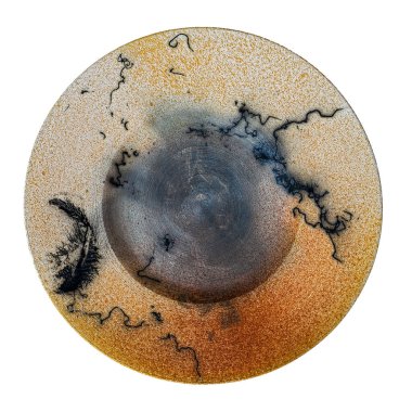 Seramik malzeme tütsülenmiş ve bir çukurda ateşlenmiş.