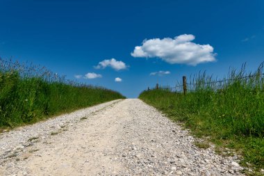 Gökyüzüne doğru çayırlarda yürüyüş izleri.