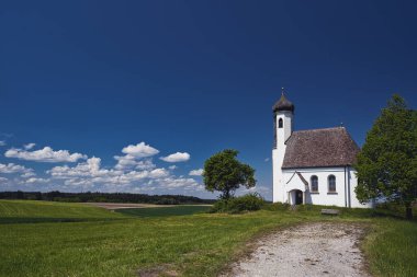 Bavyera 'da beyaz mavi gökyüzüne karşı güzel küçük bir kilise