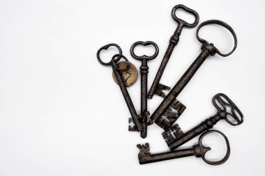 Beyaz arkaplandaki eski antika anahtarları kapat