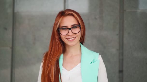 Retrato Bela Jovem Mulher Feliz Óculos Olha Para Câmera Sorri — Vídeo de Stock