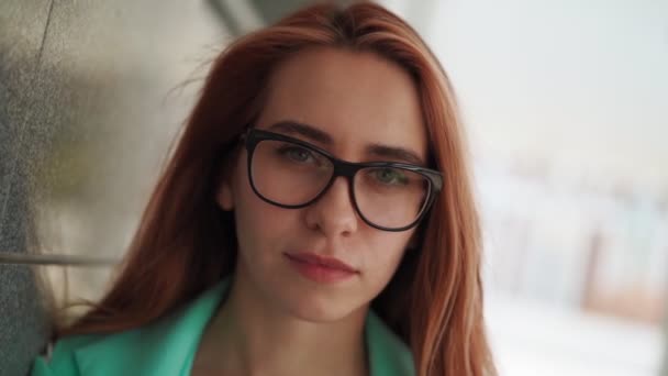 Porträt Einer Schönen Jungen Frau Mit Brille Und Langen Roten — Stockvideo